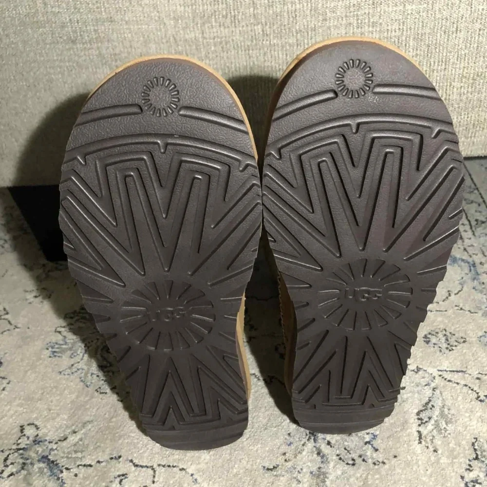 UGG Classic Short Crescent Chestnut